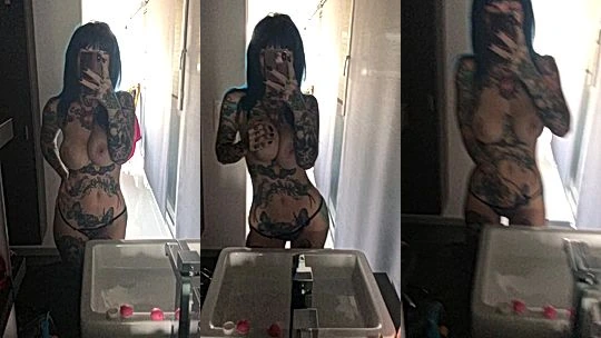 sexy italian onlyfans model Riae do mirror selfie showing of her sexy curve