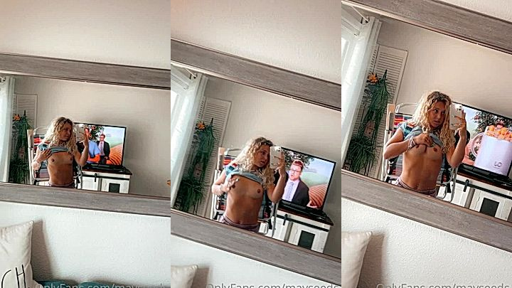 white sexy model Mayseeds raise up her top and show off her big boobs, leaked video