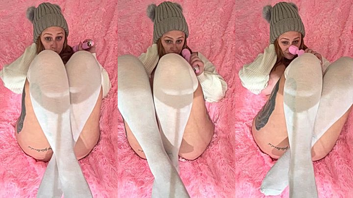 sexy american onlyfans model Katrina Marie lays on bed and shows her big booty