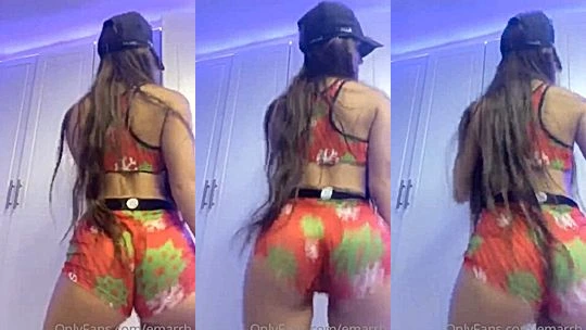 wild queen Emarrb arc her big fat ass and gently carresses it