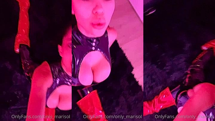 onlyfans model Marisol Yotta is so flexible and split on the floor