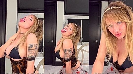 big tits chick takes her clothes down to reveal her boobs