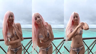 Vyvan Le shows off her great loojing tits in her sexy bikini after swiming