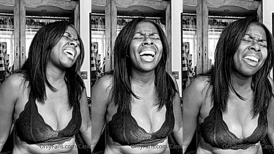 sexy ebony Candidlycam loves singing deep