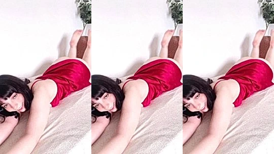 sexy latina onlyfans model Defiantpanda lift up her dress and shows her big booty