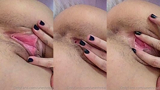 hot slut Unethreal spread he rwet kitty and moasn slow and getly as she rubs it
