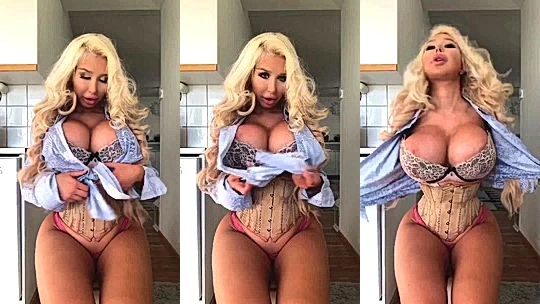 hot onlyfans model Amanda Toy shows of her sexy curve and her natural boobs
