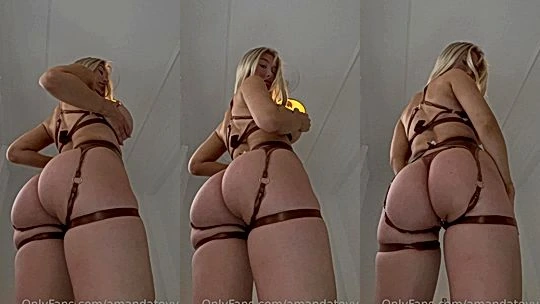 naughty onlyfans model Amanda Toy shows her sexy body in lingerie