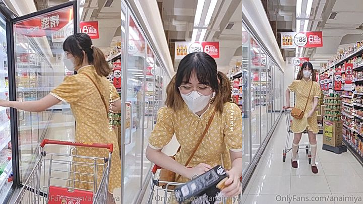 bad girl Anaimiya spread open at the supermarket