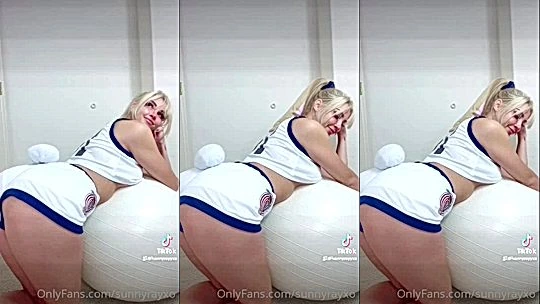 busty onlyfans model Sunnyrayxo lays on bed and shows………