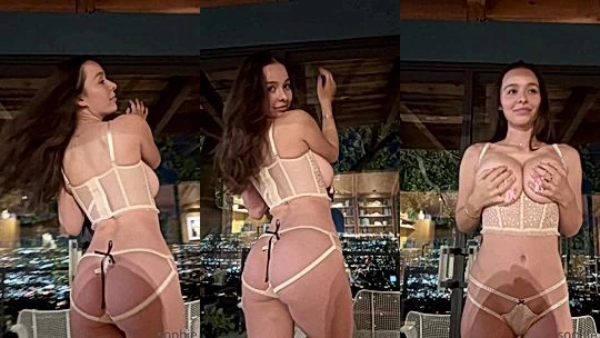 wild queen  Sophie Mudd stands in front of the cam and touches herself for pleasure till she moans, onlyfans leak