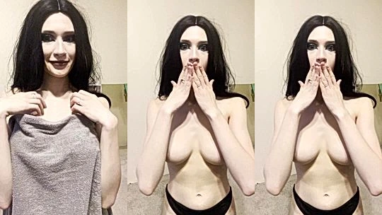 dirty young girl Vampkira drops her towel adn shwo that juicy boobs in your face