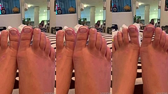 naughy hot doll Sophie Mudds ent a video of her pedicured feet, leaked Sophie Mudd feet fetish video