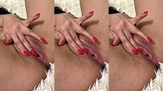 bad girl Kira Queen finger her pussy hard in close up onlyfans leak video