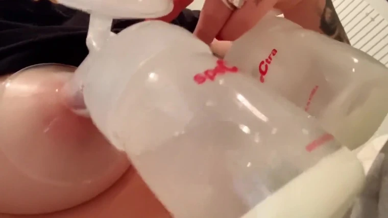sexy big tits milf mom Asa Akira pumping breast milk in the bottle onlyfans leak