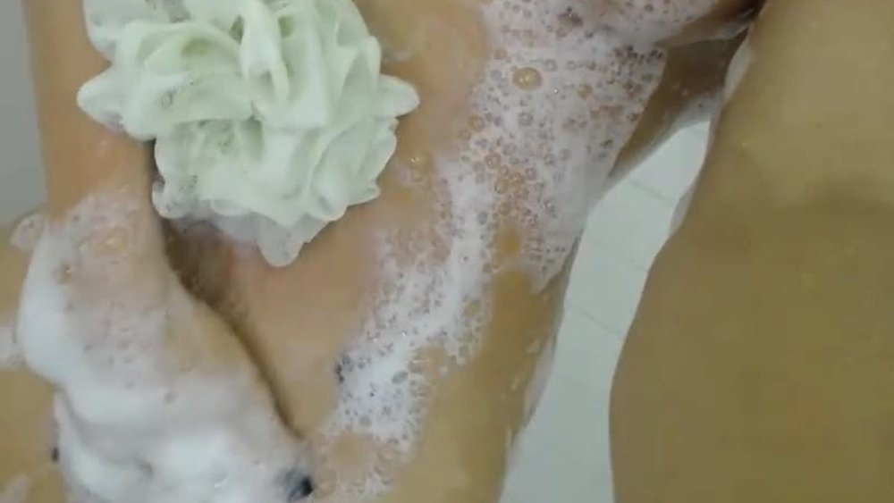 sexy scottish onlyfans model Aspen Rae takes a bath in the shower and shakes her big ass