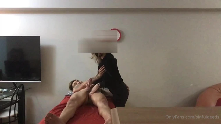 horny slut massage therapist Sinfuldeeds loves holding her client’s dick