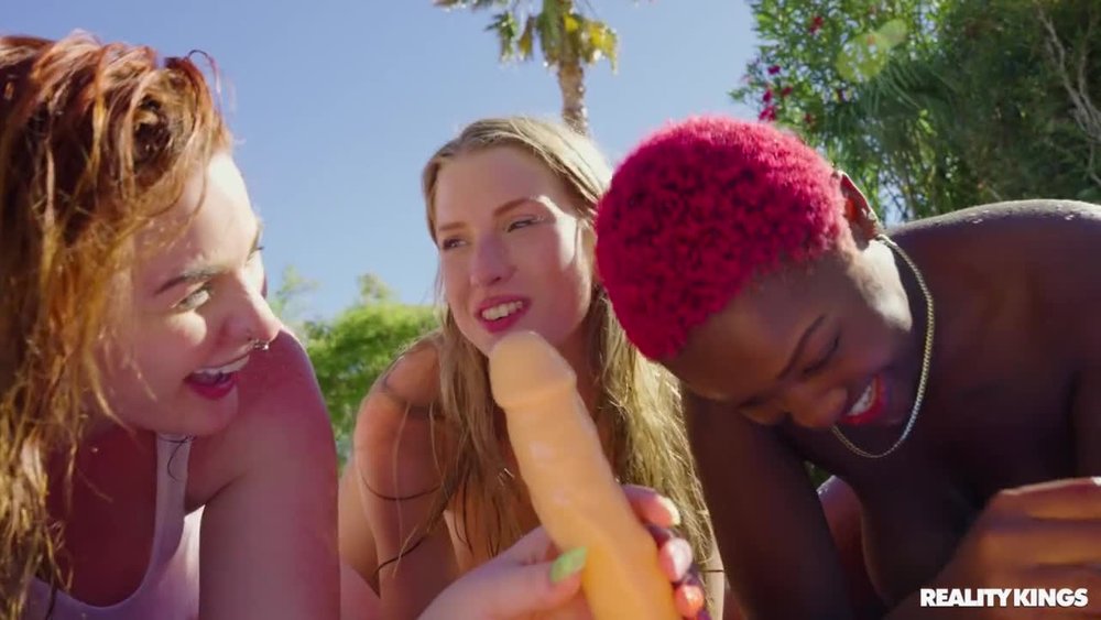 three onlyfans baddie’s making out with each other in the garden till dawn