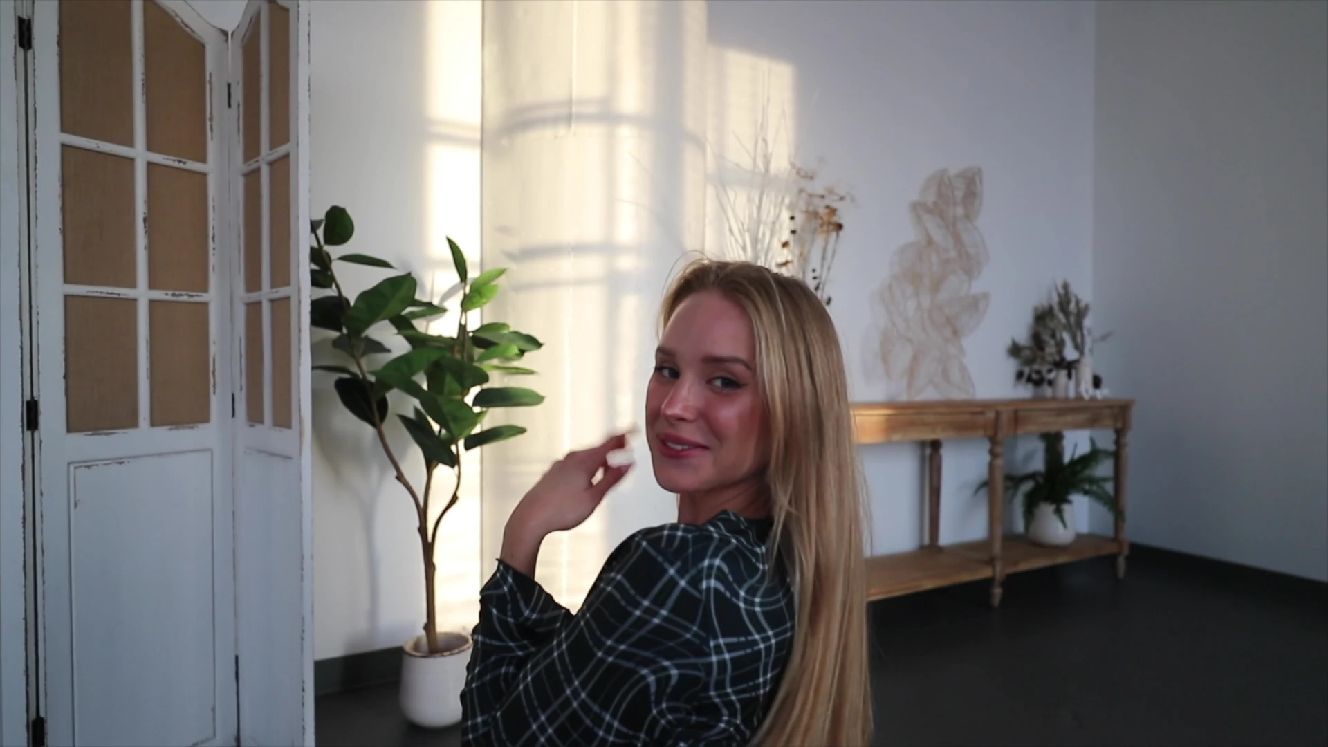 teasing video of Caroline Zalog showing her big ass