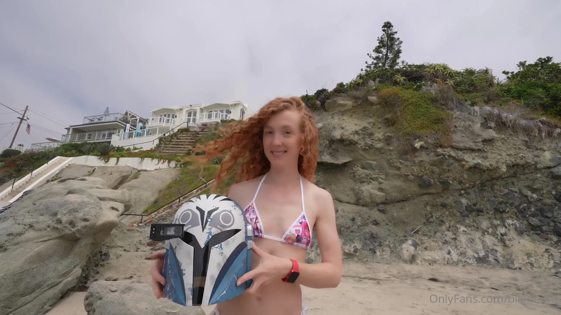 sexy onlyfans model Fullmetalifrit takes a walk in the beach and shows of her hot curve