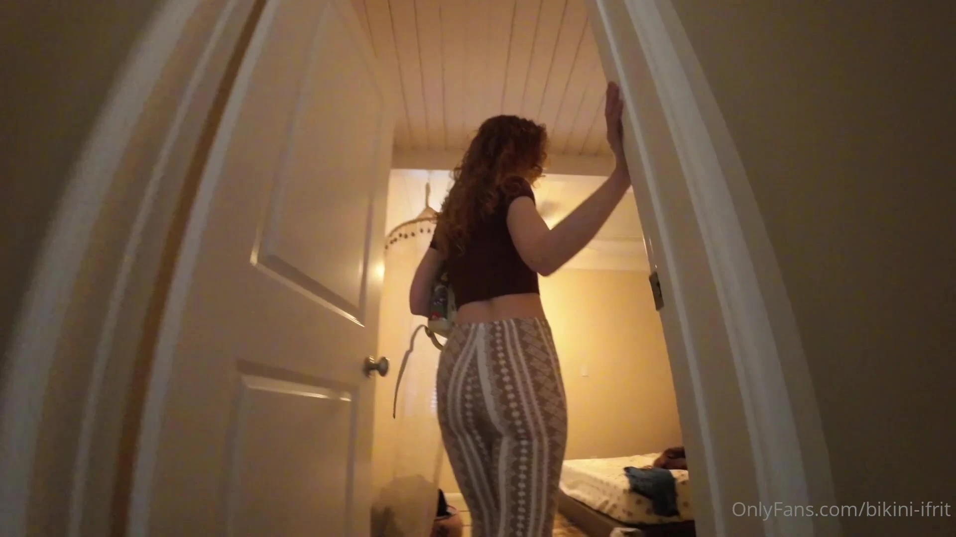 sexy onlyfans model  Fullmetalifrit undress and shows her natural big booty