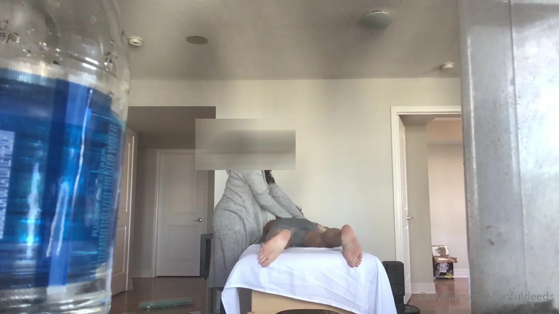 massage therapist Sinfuldeeds got turned on by her horny client and gave him handjob
