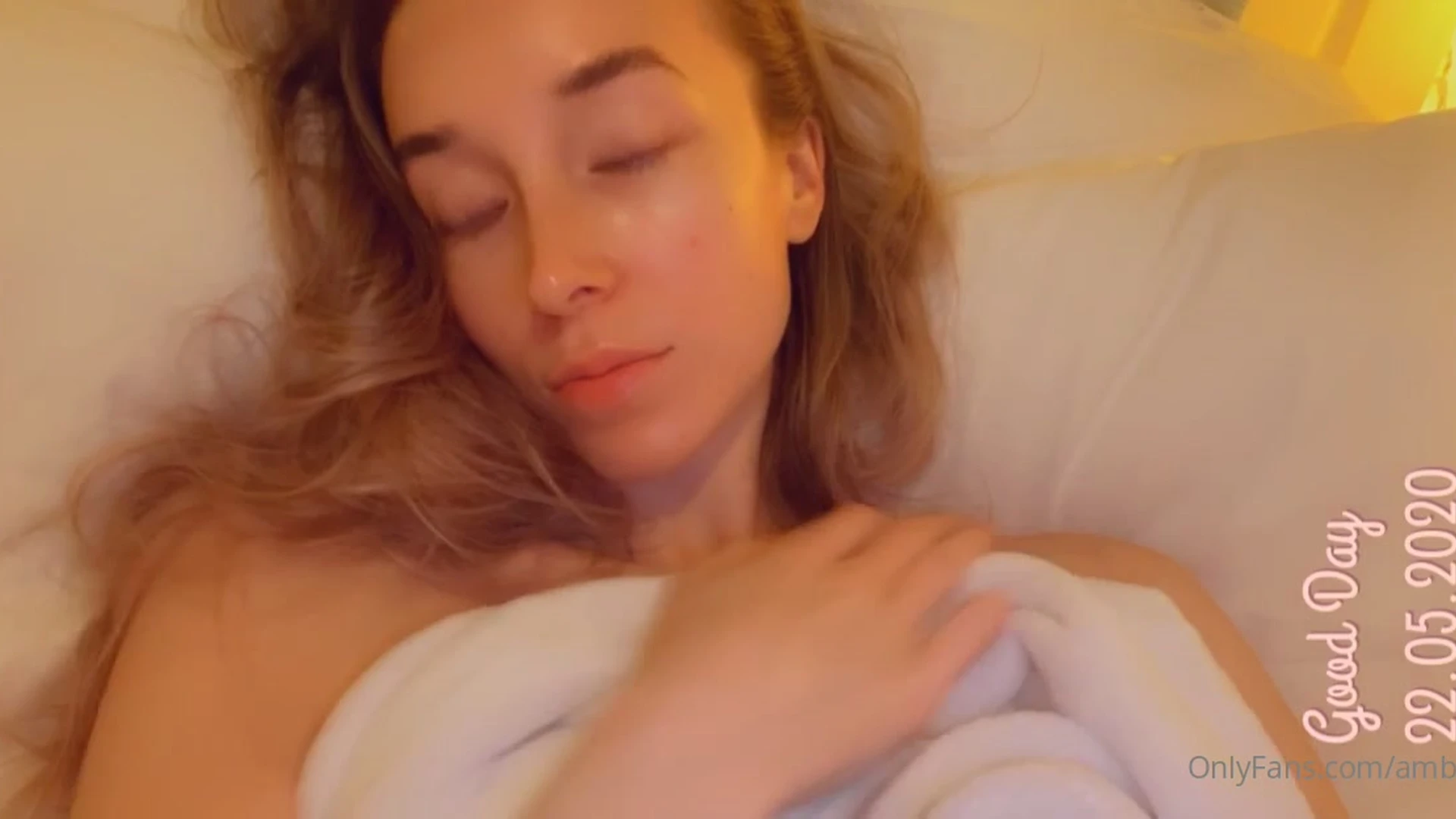 naked horny slut Goddess Amber gets bored alone on the bed onlyfans leak nude video