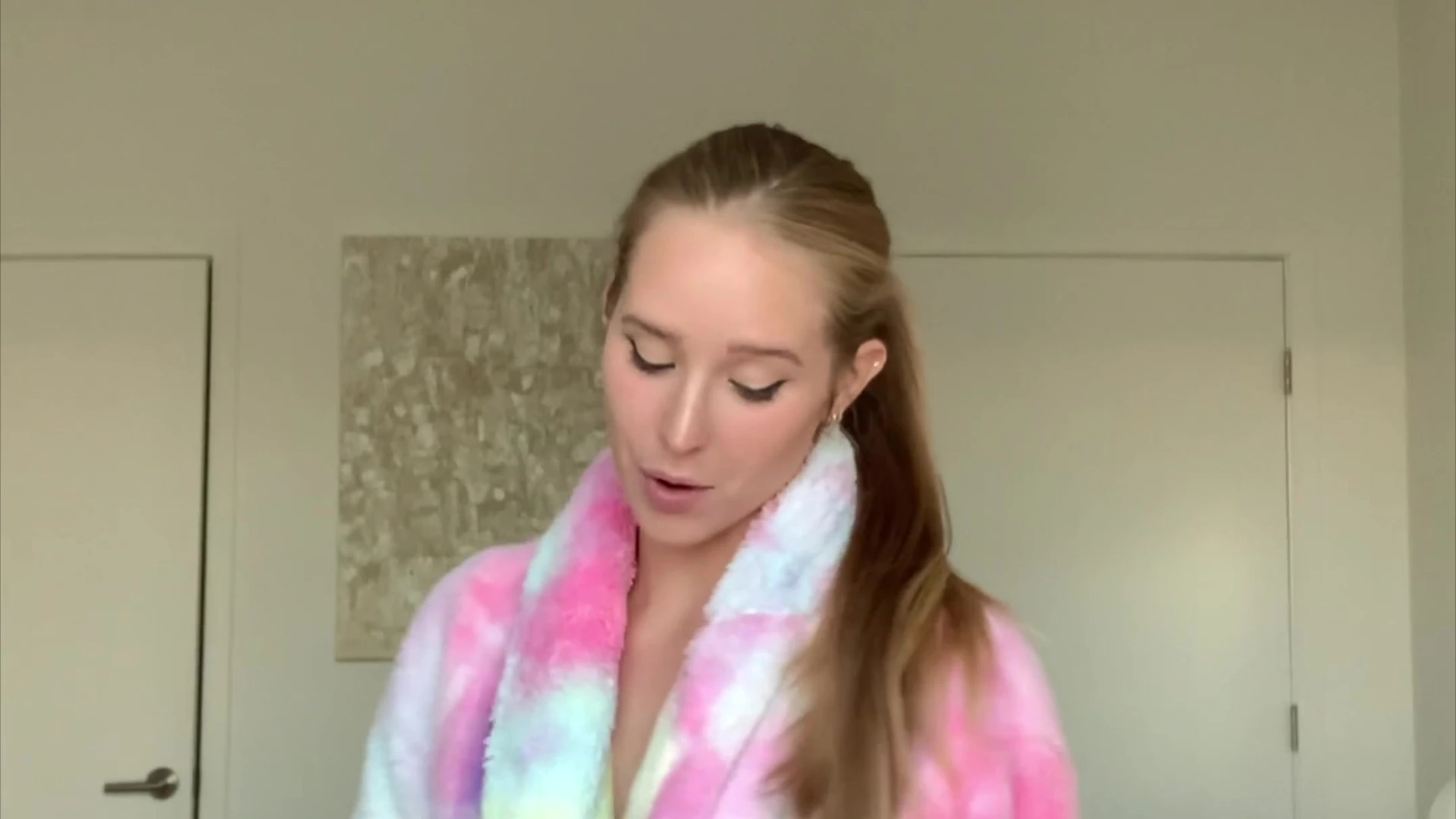leaked onlyfans Caroline Zalog  woke up horny and jiggle her juicy ass