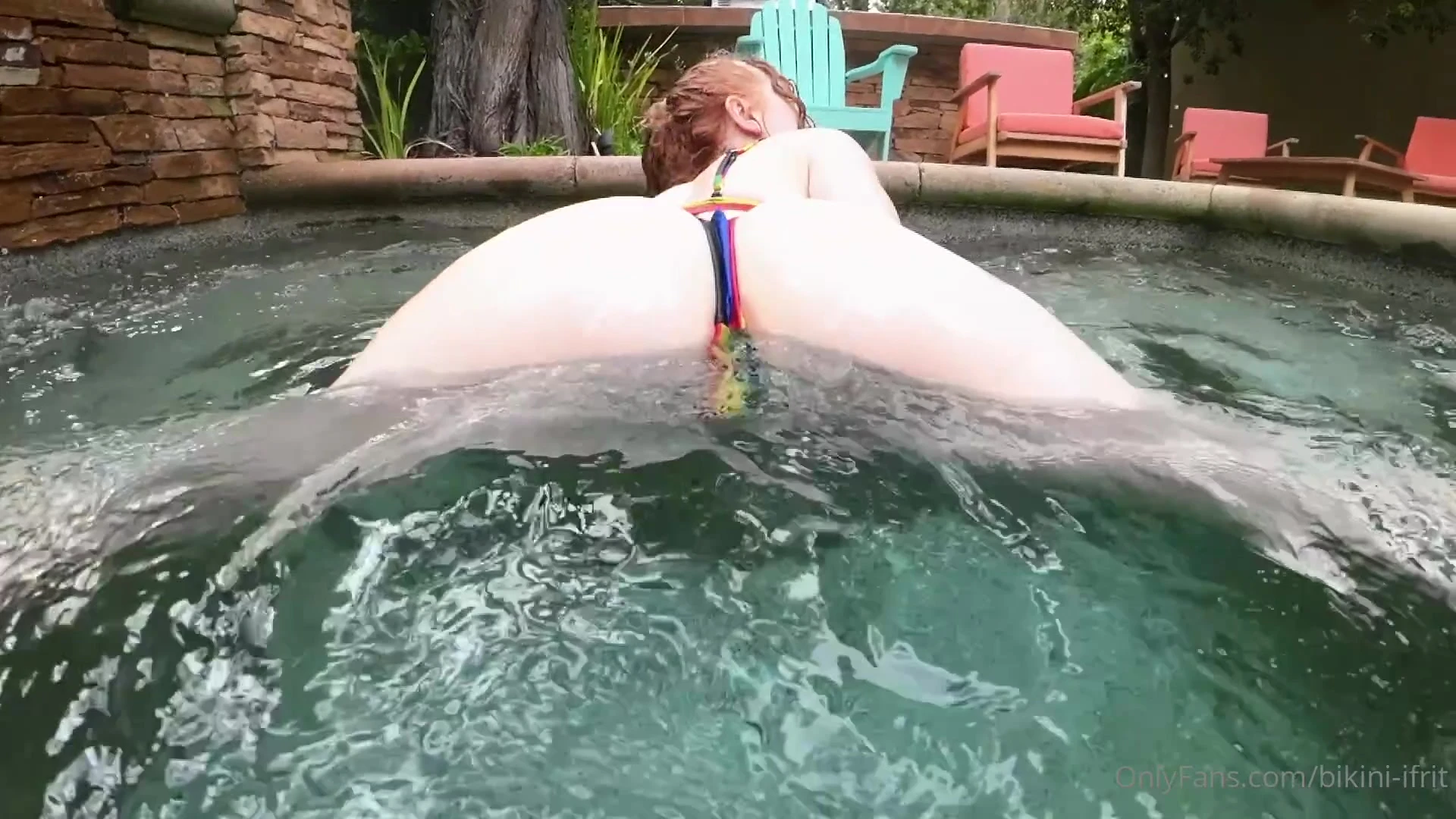 wild bad babe Fullmetalifrit shake her big fat ass on video
