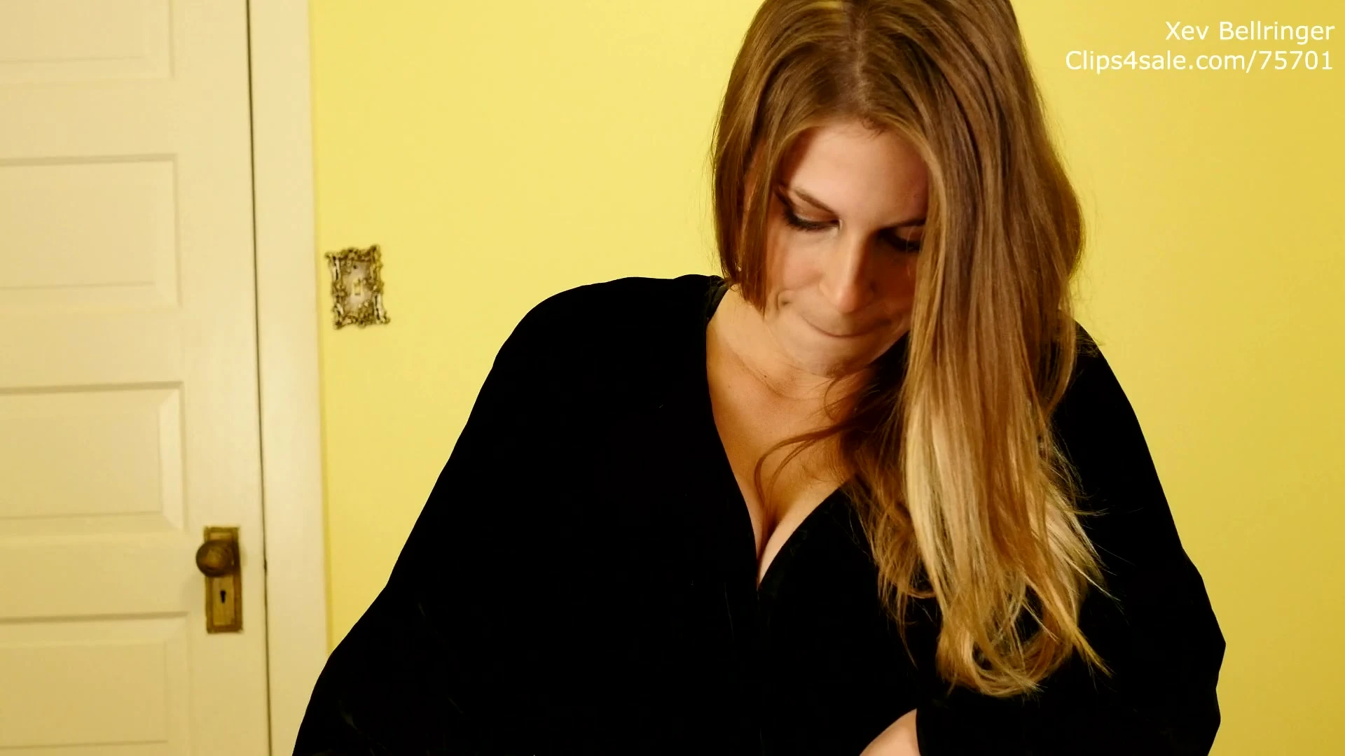 Xev Bellringer sucks on a huge white cock leaked onlyfans video