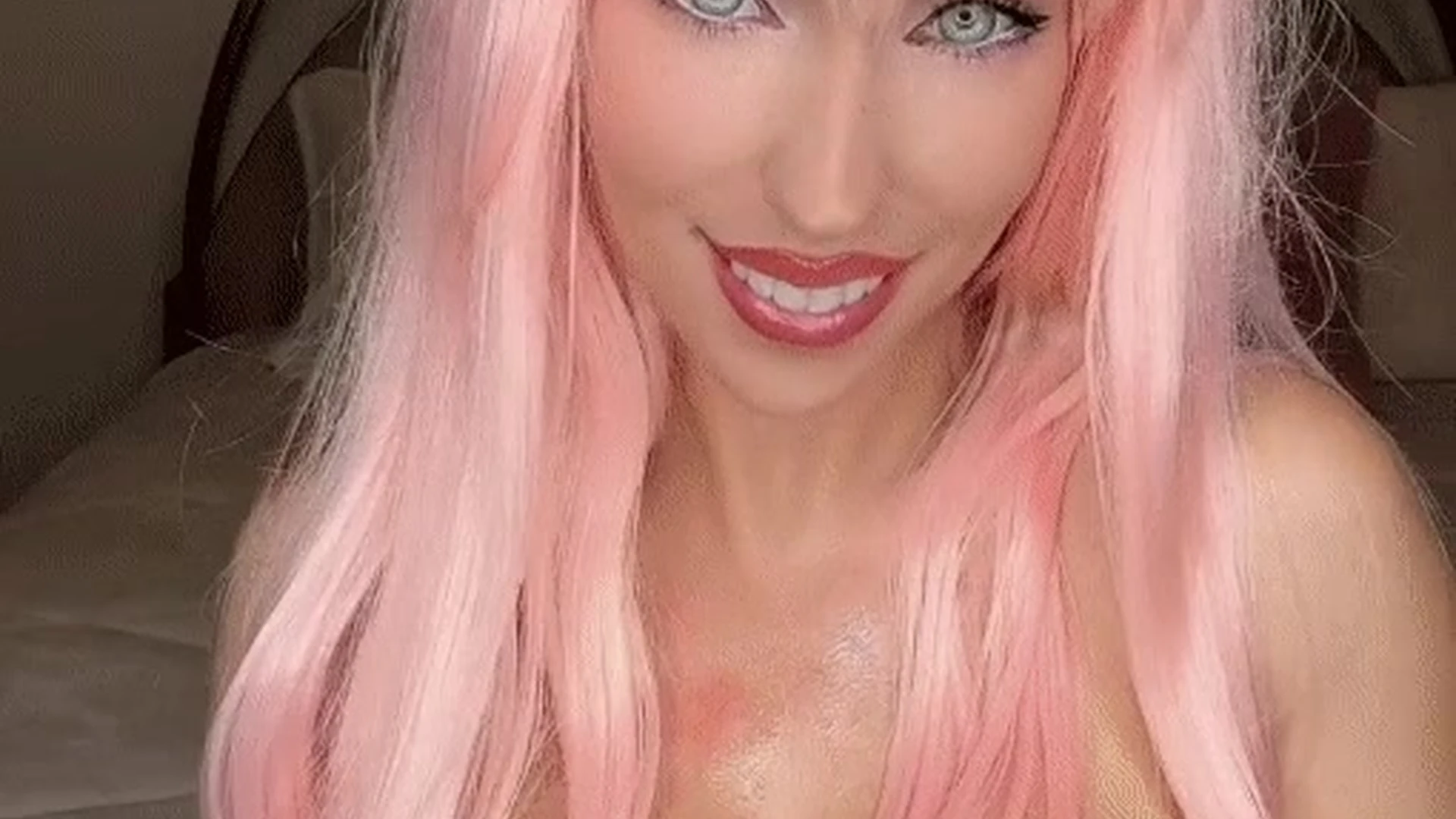 freaky girl Devon Jenelle gets underess, wiggle her fat ass, cosplay video