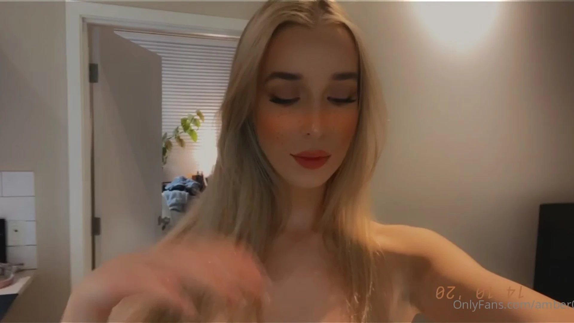 naked gorgeous babe Goddess Amber wants you to fuck her raw