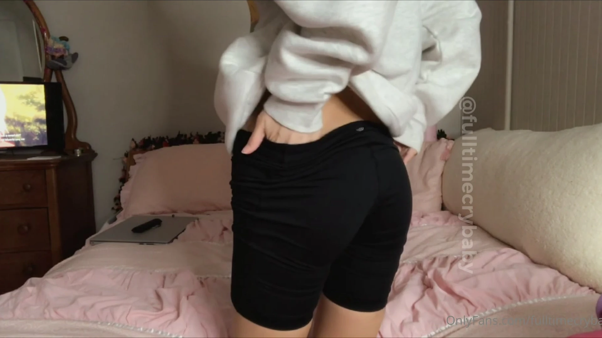 slutty asian onlyfans model Luvcoregf kneel on bed and rubs her big ass