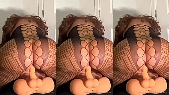 Belindanohemy uses her big ass to bend over for doggystyle