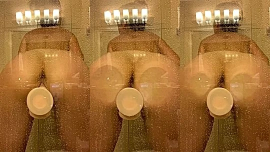 big ass onlyfans model Ellie James use a big didlo in her wet coochie doggystyle and moans loud