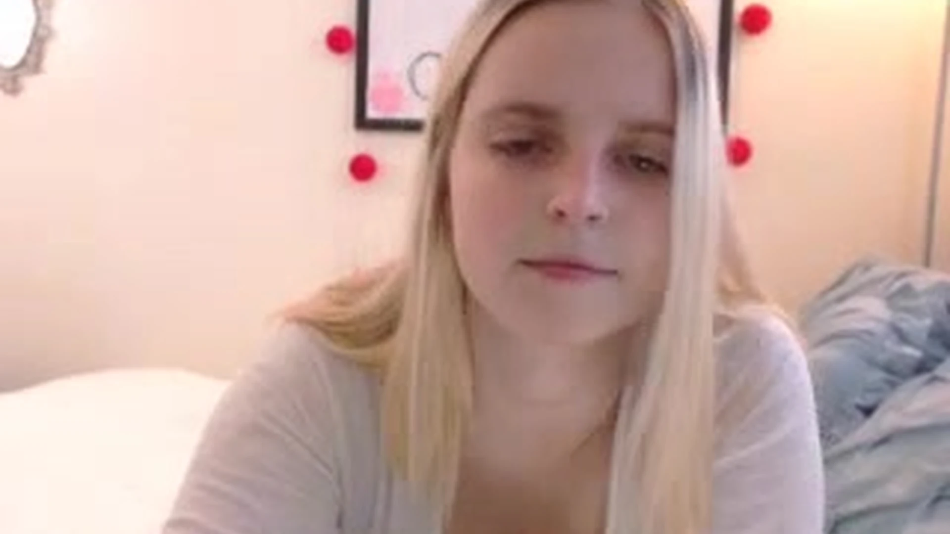 hot chick undresses to show her fans her amazing body leaked video