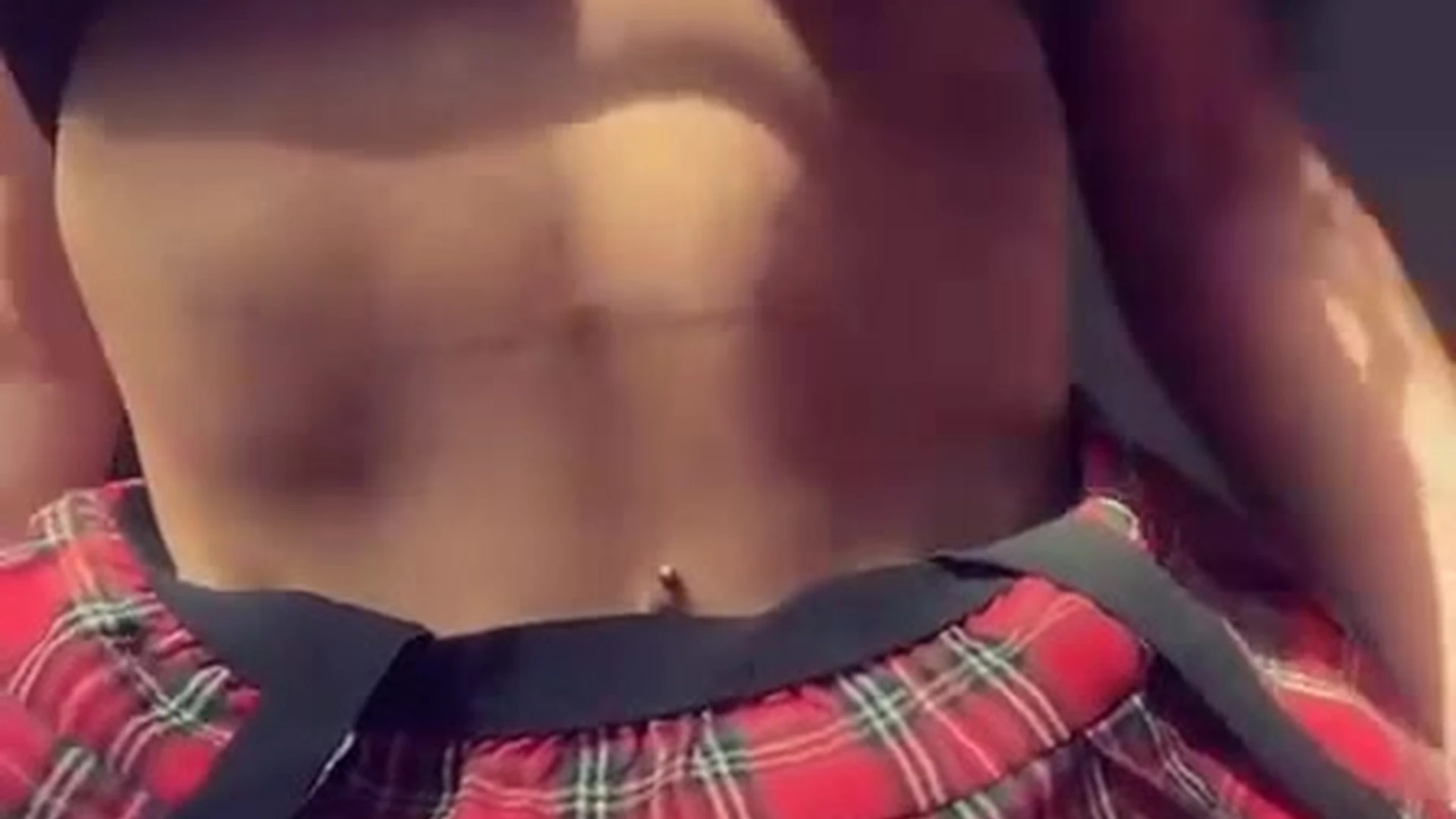 Belindanohemy couldn’t resist teasing her fans with her sexy body