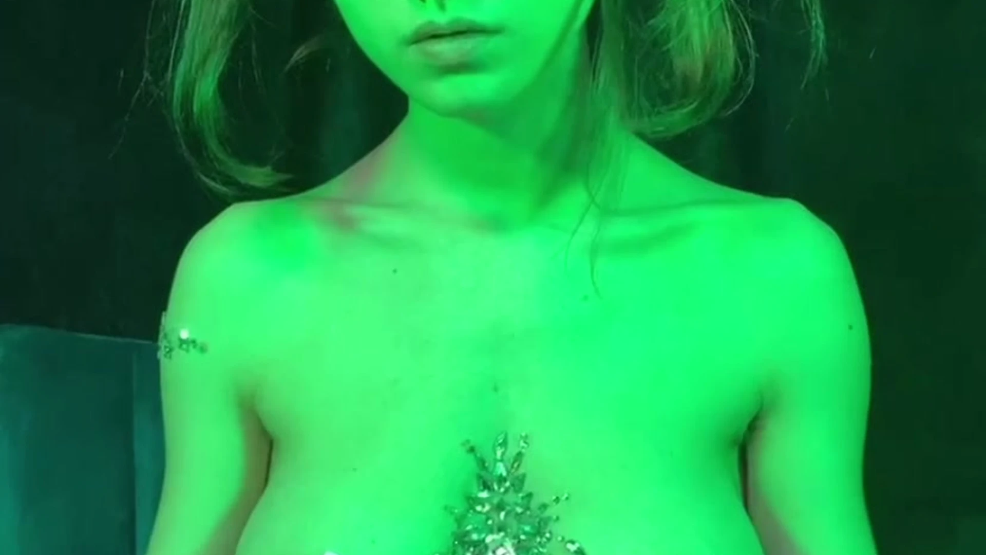 hot chick couldnt rresist showing her big tits to please her subscribers