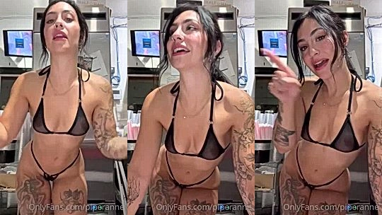 sexy american onllyfans model Piperanne tease and shakes her big booty really hard