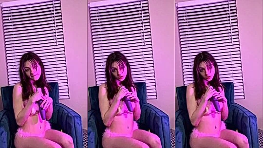 Lilmochidoll is using a dildo to please herself